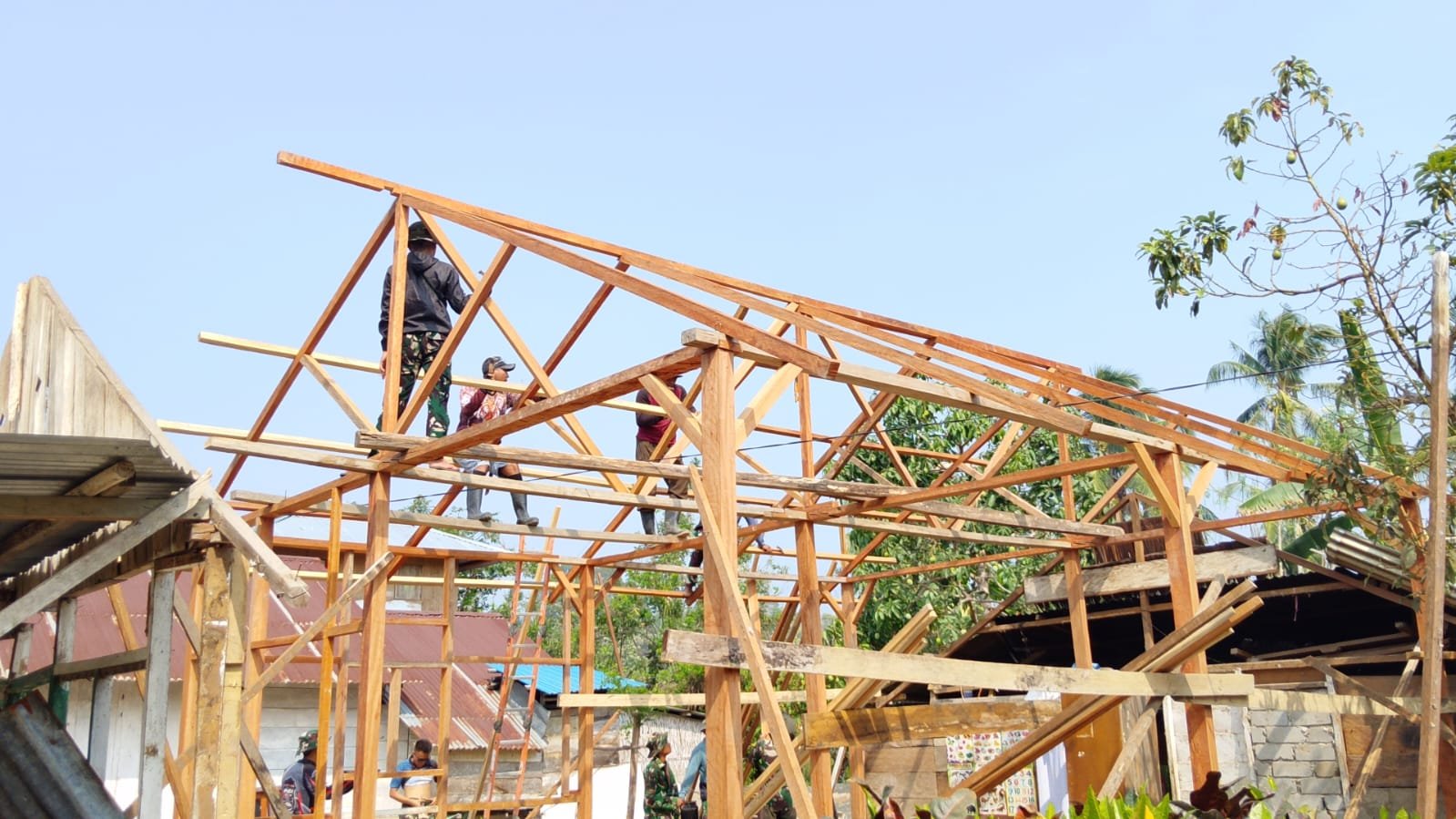 Pembangunan RTLH Arianto Atan Capai Momen Baru dengan Pemasangan Rangka Atap