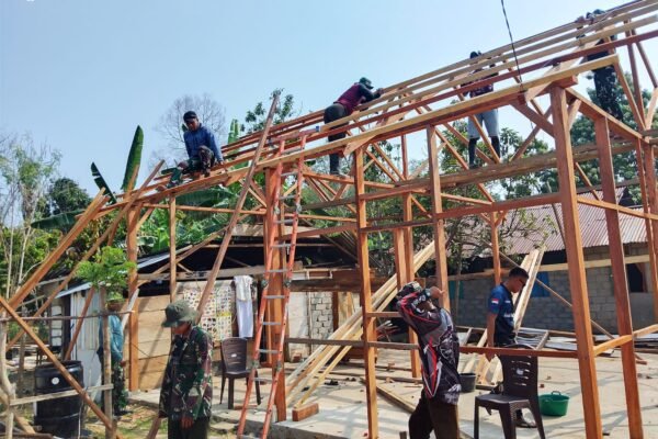 Transformasi RTLH di Desa Soe: Sinergi TNI dan Warga Tingkatkan Kualitas Hunian