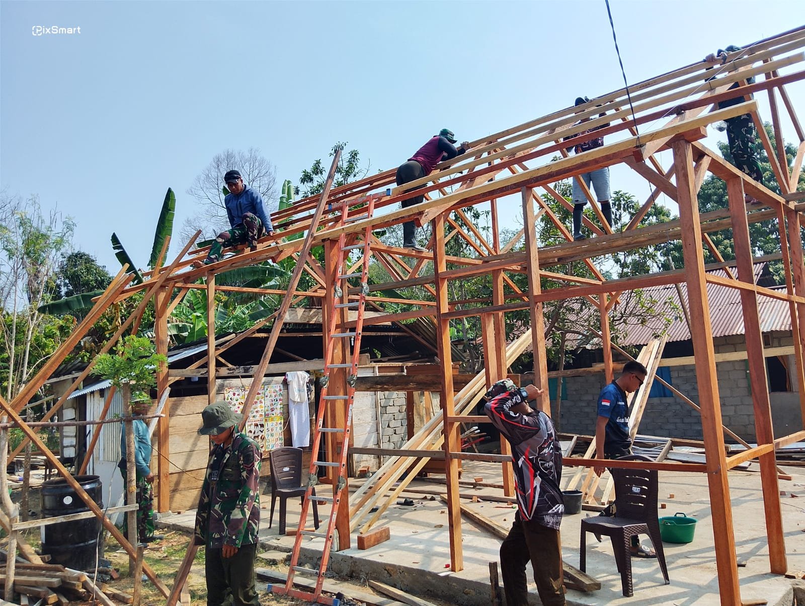 Transformasi RTLH di Desa Soe: Sinergi TNI dan Warga Tingkatkan Kualitas Hunian Transformasi RTLH di Desa Soe: Sinergi TNI dan Warga Tingkatkan Kualitas Hunian