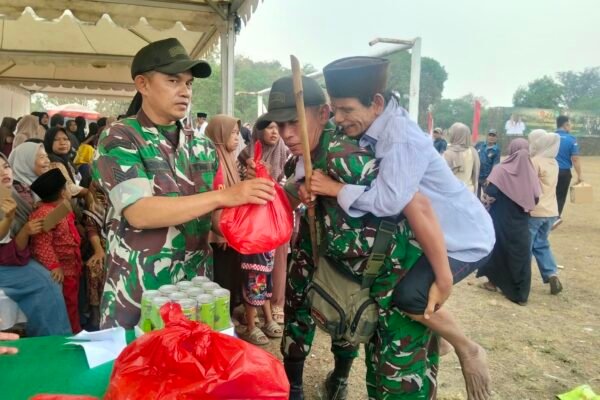 Serma Suan Tunjukkan Kepedulian dengan Membantu Warga Sumur Bandung Berobat