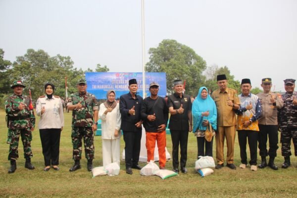 Kepedulian TNI dalam TMMD ke-130, Warga Kandang Limun Dapat Bantuan Pangan