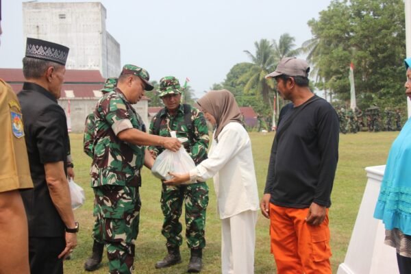 TMMD ke-130: TNI Dorong Pembangunan Sosial dengan Bantuan Sembako di Kandang Limun