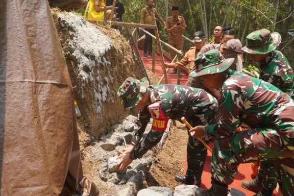 Inisiatif TMMD 130 Dimulai dengan Pembangunan Dinding Penahan Tanah di Desa Taji