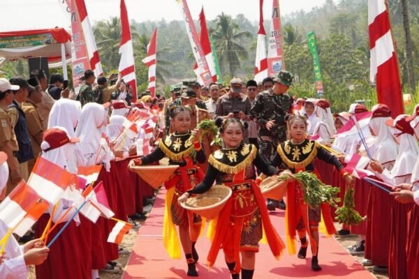 Siswa SD Taji Pukau Penonton dengan Tarian di TMMD ke-130