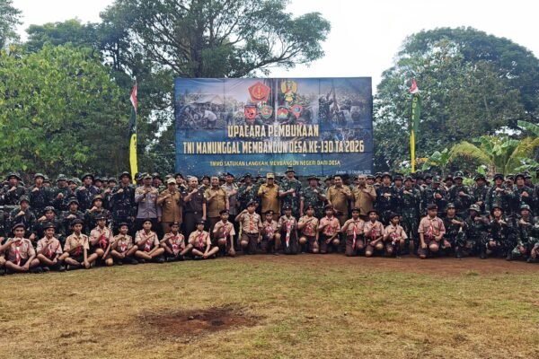Wali Kota Ambon Resmikan Program Pembangunan Bersama TMMD Ke-130