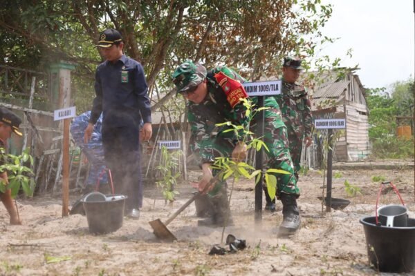 Kegiatan TMMD ke-130: TNI Tanam Pohon untuk Lingkungan Lebih Hijau di Tanah Laut