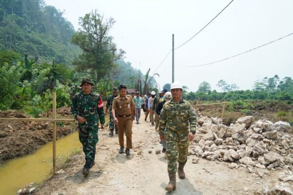 TMMD ke-130: Dorongan Baru bagi Perekonomian Warga Melalui Pembangunan Jalan
