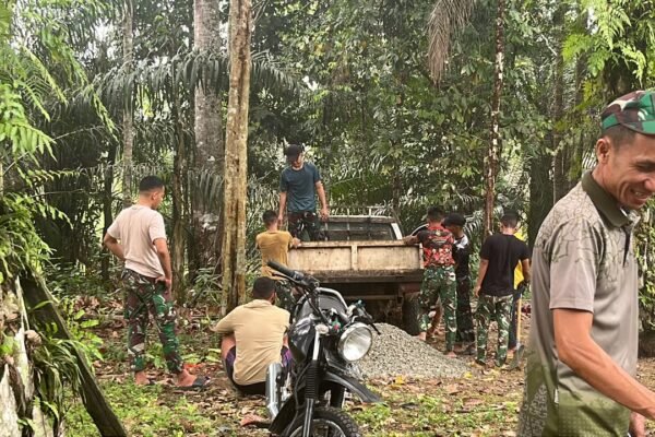 Kebersamaan Prajurit TNI Menyukseskan Proyek Pembangunan di Dusun Nahaya